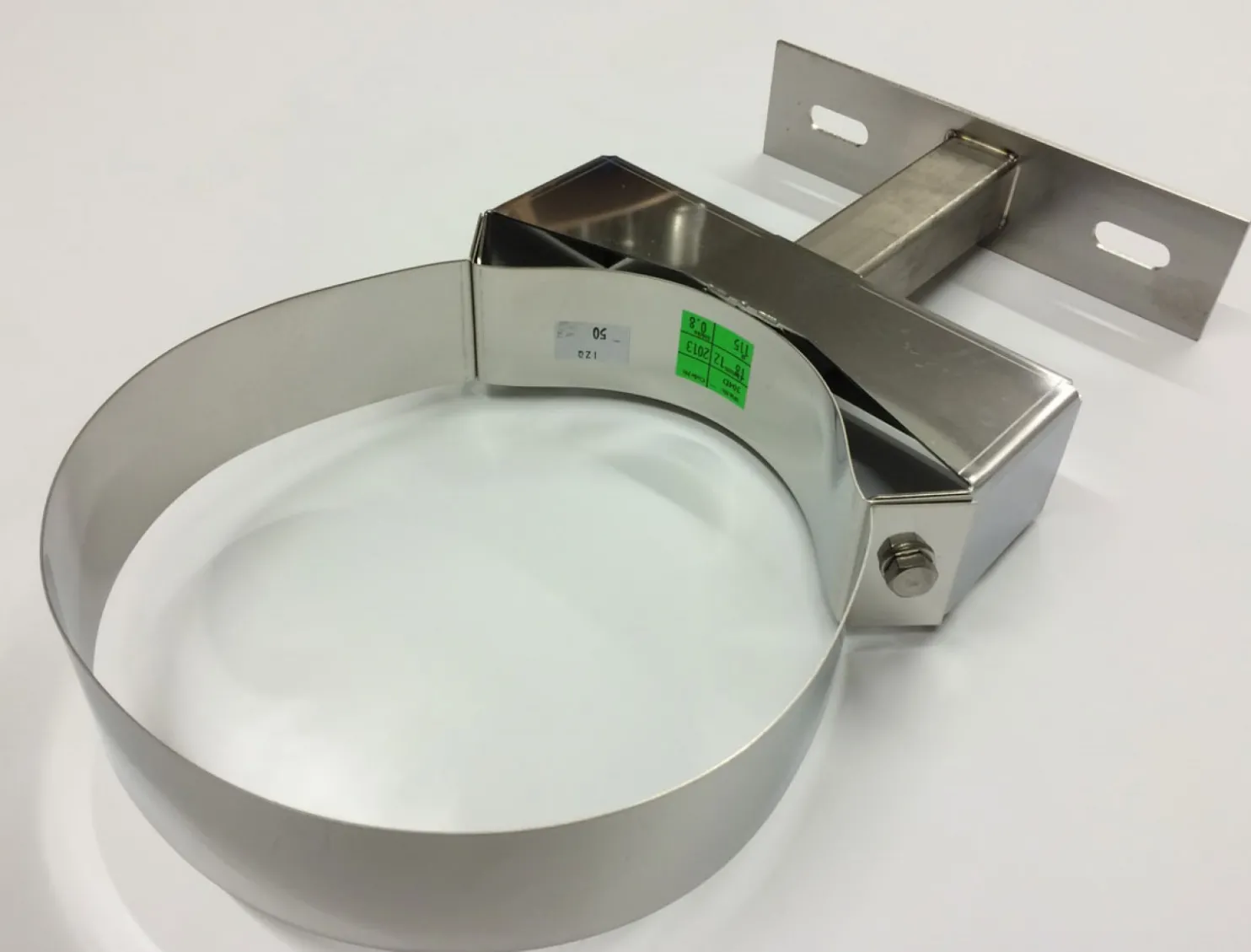 Jeremias seinäkiinnike Ø115 mm eristetylle piipulle, säädettävä etäisyys 50-150mm, rst
