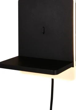 LED-seinävalaisin latausasemalla Trio Fairfield