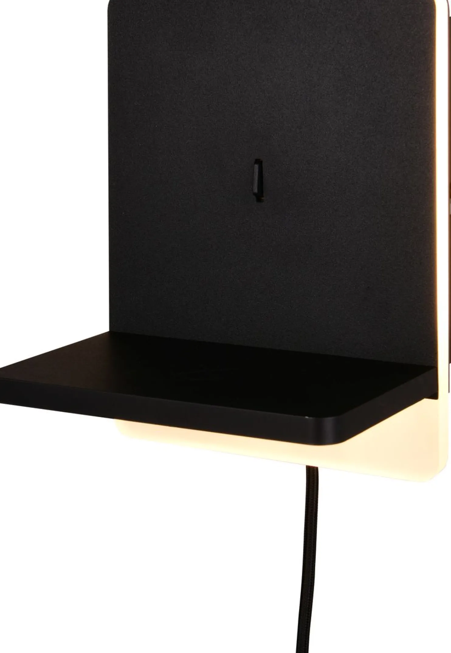 LED-seinävalaisin latausasemalla Trio Fairfield