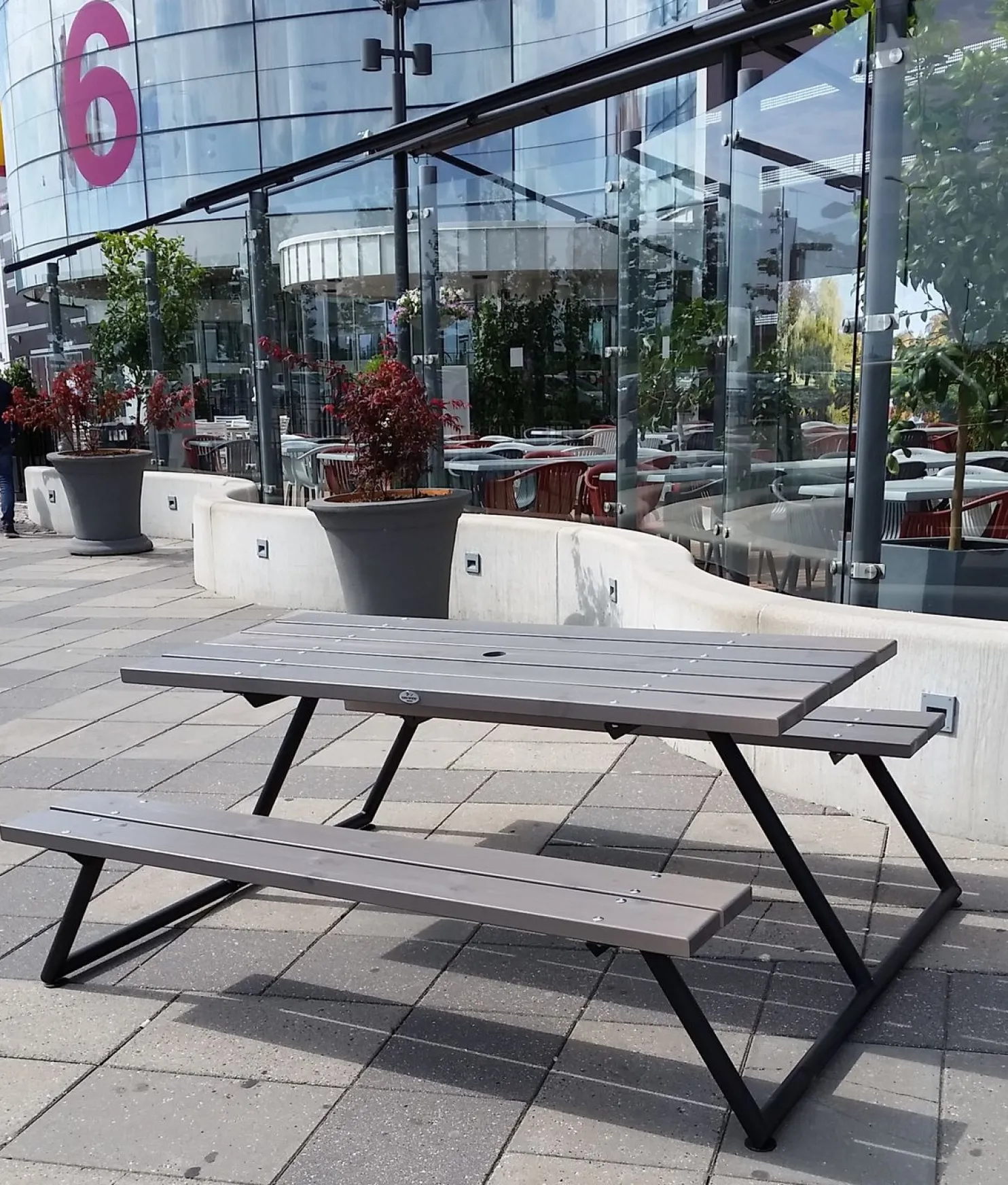 Piknik-pöytäryhmä Eden Wood Stockholm, musta jalusta, 6 henkilölle