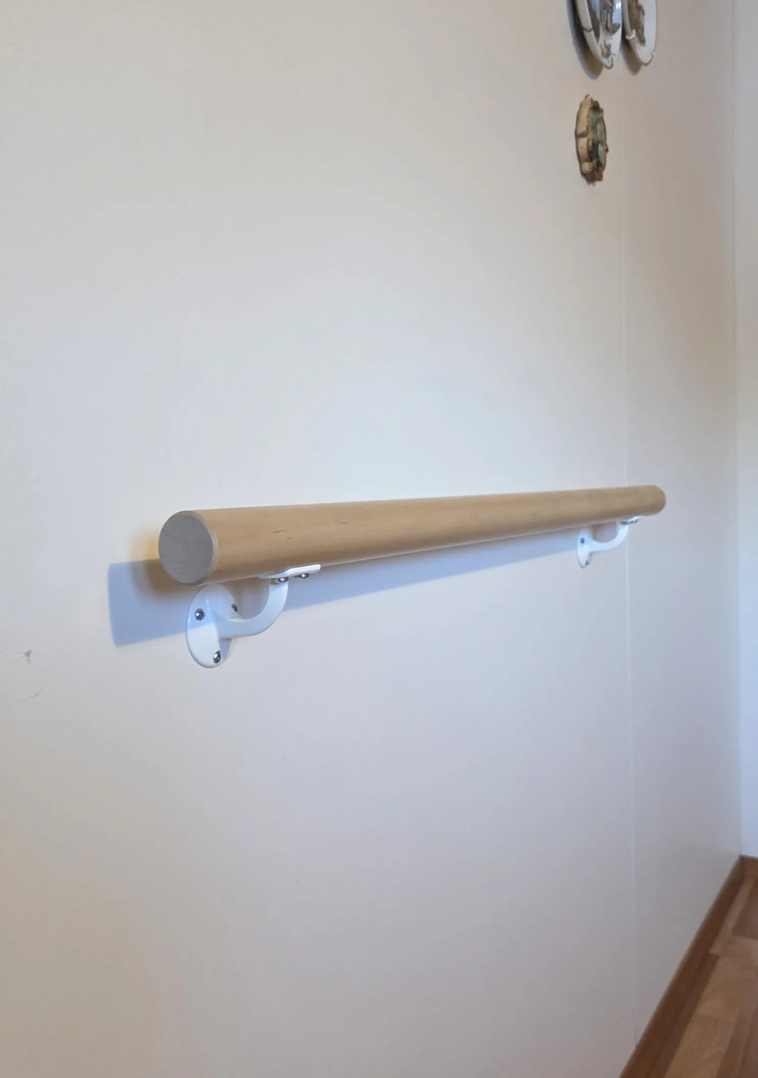 Pyöreä käsijohde, mänty, puuvalmis, mittatilaus (pituus 1000–3000 mm)