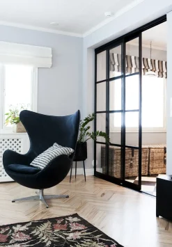Tilanjakaja/liukuovi Mirror Line Ruudukko musta neljällä ovella korkea malli mittatilaus