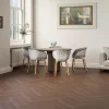 Vinyylilankku Check Floors Check One Herringbone 2076H Boxbach Oak, kalanruoto, tummanruskea, integroitu askeläänieriste