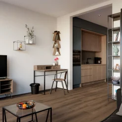 Vinyylilankku Check Floors Check One Premium 2076 Boxbach Oak, tummanruskea, integroitu askeläänieriste